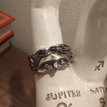Load image into Gallery viewer, Statue Ring